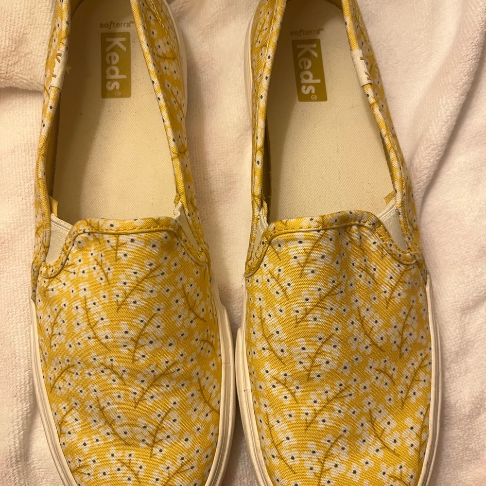 Women’s keds slip on shoes size 9.5. Yellow floral daisy print 🌼